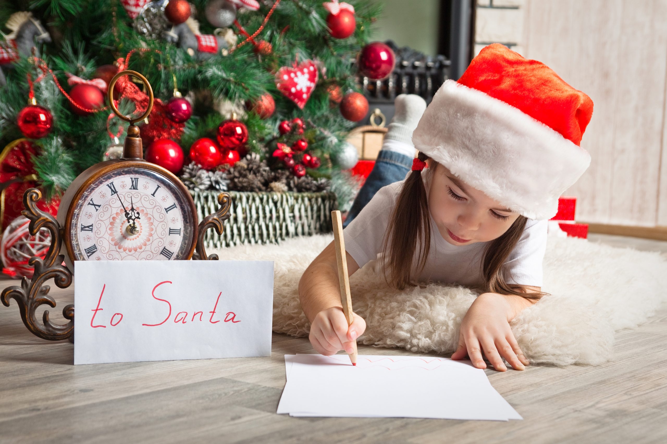 Дети загадывают желание. Письмо деду Морозу. Ребенок пишет письмо деду Морозу. Новогодние желания. Письмо дел Морозу пишет ребенок.